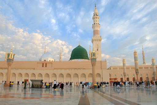 Maulid Nabi Muhammad ﷺ: Menyemai Cinta, Meneladani Akhlak, Menghidupkan Sunnah  Maulid Nabi dan Tradisi Mencintai Rasulullah ﷺ